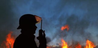 Texas firefighters race to contain blaze engulfing 435 acres