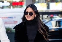 In NYC, Wearing Stovepipe Jeans in This Color With This Classic Shoe Trend Is Very 2026