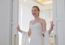 It Took 400 Hours to Make Amanda Seyfried’s Custom Versace Dress for the 2026 Golden Globes