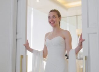 It Took 400 Hours to Make Amanda Seyfried’s Custom Versace Dress for the 2026 Golden Globes