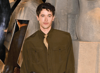 The Stealthy Tie-Tuck Is Taking Over Hollywood