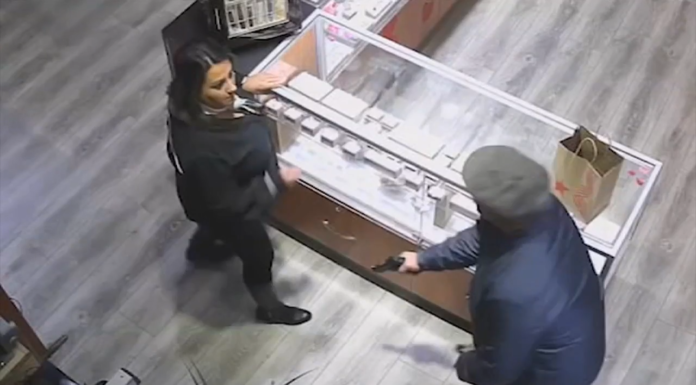 Video shows San Bernardino County jewelry store employee fighting back during robbery – WSVN 7News | Miami News, Weather, Sports