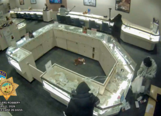 Clovis jewelry store robbed by four suspects in under two minutes, police say