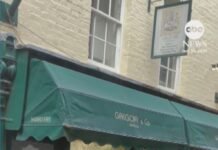 Video Robbers smash London jewelry store window with sledgehammer