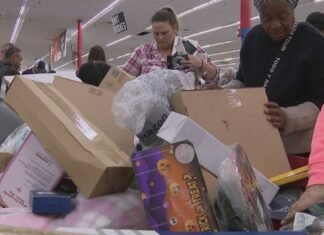 Digging for deals: How Houston shoppers are scoring $10 iPhones and $1 Apple Watches
