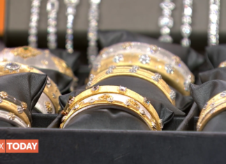 Travel jewelry for the woman on the go