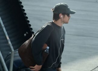 Harry Styles Backs the Boys in Ballet Flats