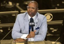 Kenny Smith recalls how his peers spoiled him with luxury watches for his 50th birthday: “He comes back with a Rolex”