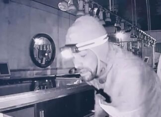 Burglar breaks in through ceiling, ransacks jewelry store in Woodland Hills