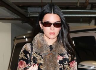 How to Look Chic This Spring: Wear This Denim Trend and Colour With Flats