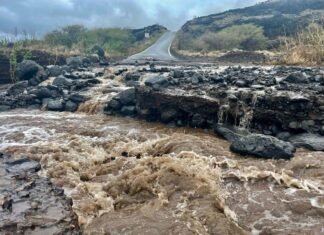Kona storm brings heavy rain and flooding to Maui County