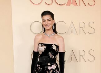 Anne Hathaway’s Stunning Oscar Necklace Took Over 800 Hours to Create
