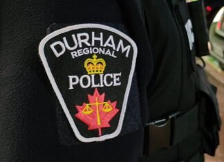Shoppers restrain suspects after Oshawa Centre jewelry store heist involving bear spray