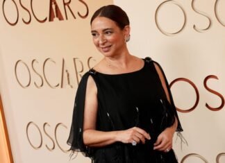Maya Rudolph Looked Lovely on the Red Carpet in a Ruffled Chanel Gown