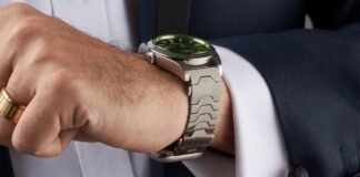 This 2-in-1 strap holds your watch and smartwatch at the same time