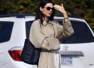 If You Don’t Want to Look Dated in 2026, Tie a Scarf Around Your Waist Like *This,* Not *This*