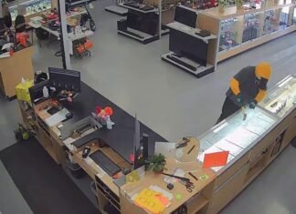 Hammer-wielding suspect steals $10K worth of jewelry from Glendale pawn shop