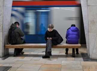 Study warns of the dangers of overly agreeable AI chatbots
