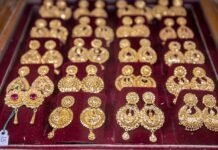 Major jewelry chain is closing 100 stores and ending 2 of its brands for good