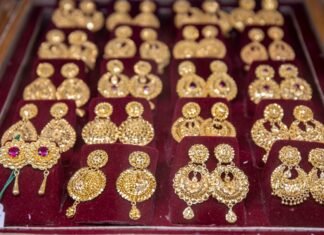 Major jewelry chain is closing 100 stores and ending 2 of its brands for good