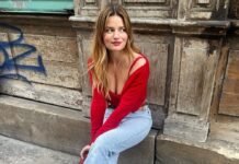 Instead of Trainers and Loafers, The French Always Wear this Chic Shoe Trend with Cropped Jeans