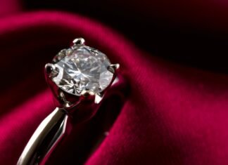 Top diamond jewelry retailer to ax 2 brands, close 100 stores