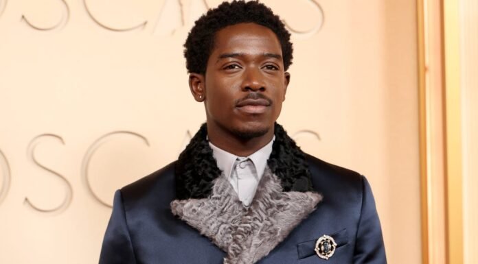 The Inspiration Behind Damson Idris’s Marquise Blue Diamond Brooch at the Oscars