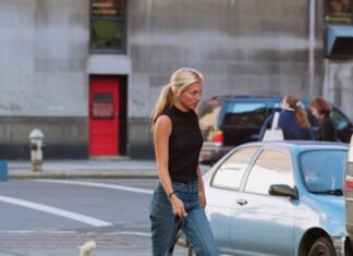 The 6 Things Carolyn Bessette Kennedy Always Wore in the Spring