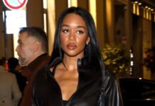 In Milan, Sophisticated Women Only Wear Skinny Jeans in This Wash With This Shoe Trend