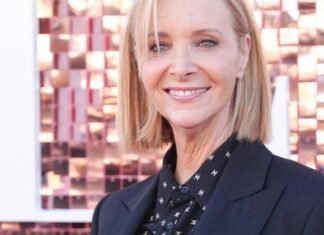 Lisa Kudrow watches Friends all alone at home