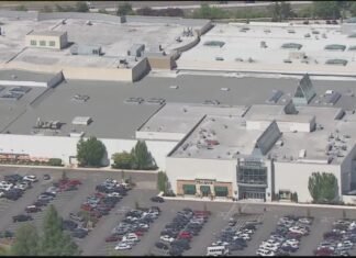 2 break into Washington Square Mall jewelry store, flee scene
