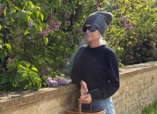 Minimalists Agree—Knitwear Looks Chicest With This ’90s Jeans Trend