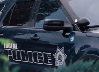 Burglary crews hit Eugene-area homes, stealing safes, cash and jewelry while owners work