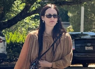 I’m Sold: Jeans Look Chicest With This Pretty Blouse Trend This Spring