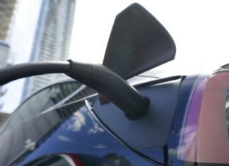 Auto industry urges Ottawa to fast-track EV mandate repeal