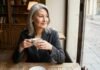 Psychology says the women who are genuinely elegant in their 50s and 60s aren’t the ones with the best posture or the right handbag, they’re the ones who stopped explaining themselves in conversations, stopped apologising for taking up space, and started letting long pauses sit without rushing to fill them
