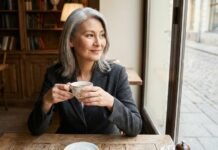 Psychology says the women who are genuinely elegant in their 50s and 60s aren’t the ones with the best posture or the right handbag, they’re the ones who stopped explaining themselves in conversations, stopped apologising for taking up space, and started letting long pauses sit without rushing to fill them