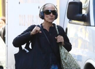 SJP Just Wore Jeans With the One Shoe Trend Carrie Bradshaw Would Never Opt For