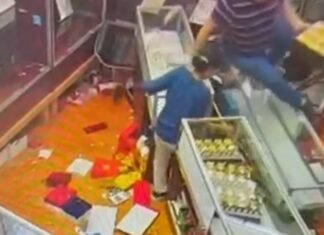 VIDEO: Stolen car crashes through jewelry storefront