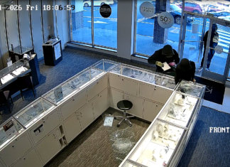 Video shows Wethersfield smash-and-grab robbery Kay Jewelers store
