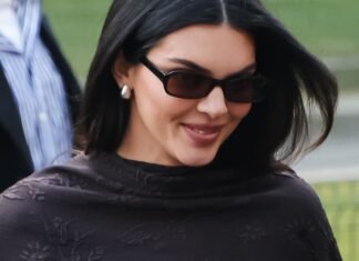 High-Vamp Pumps Are Still In, But Kendall’s French-Girl Alt Looks Better With Dark-Wash Jeans