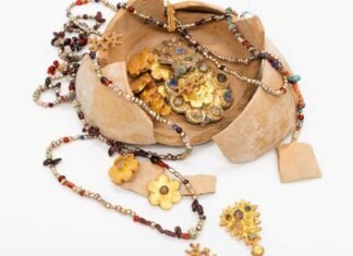100 Pieces of 1,100-Year-Old Gold Jewelry Unearthed on Ancient Hajj Route in Saudi Arabia