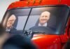 While Buffett Watches, Successor Addresses Investors