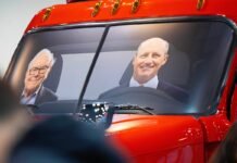 While Buffett Watches, Successor Addresses Investors