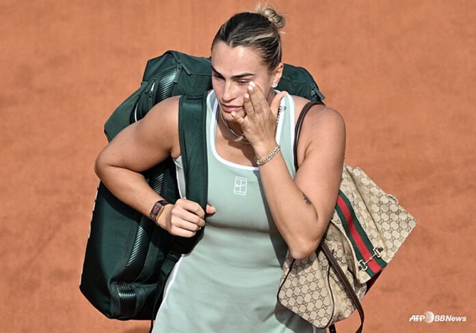 World No. 1 Arina Sabalenka, who previously sparked controversy with her 'sheer' outfit, now faces another controversy over a 'luxury handbag on the court' → WTA launches investigation for rule violation