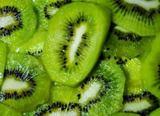 Kiwi: The Fruit That’s So Fiber-Packed Experts Recommend Eating Two a Day