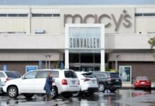 Four get away following smash-and-grab jewelry robbery at Sunvalley Shopping Center
