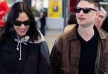 Alexa and Tom Wore Matching Flats With the Anti-Trend Jeans I Genuinely Recommend Flying In