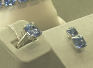 Berkshire Hathaway shareholder weekend brings thousands to Borsheims jewelry event