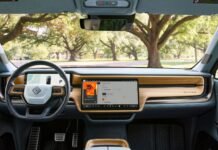 “Completely obsolete” says major car manufacturer about Apple CarPlay – all thanks to a common trend